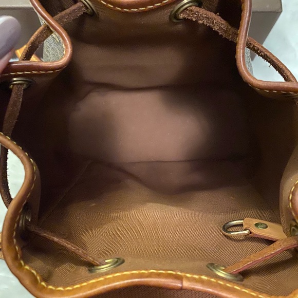 Louis Vuitton - Picture 7 of 9